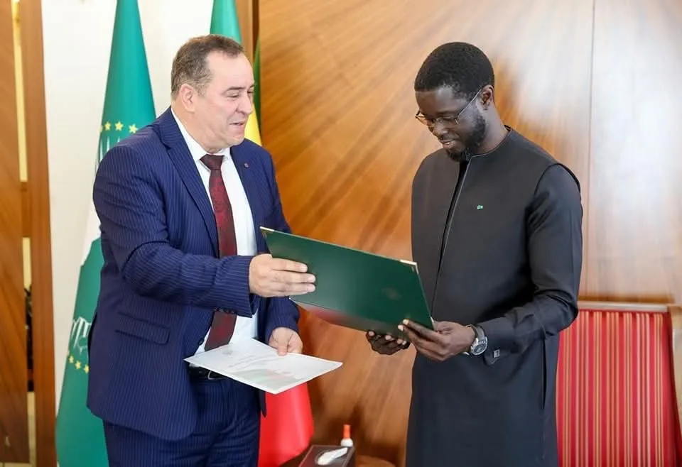 الرئيس السنغالي بصيرو ديوماي افاي يتسلم رسالة خطية من مبعوث الرئيس ا