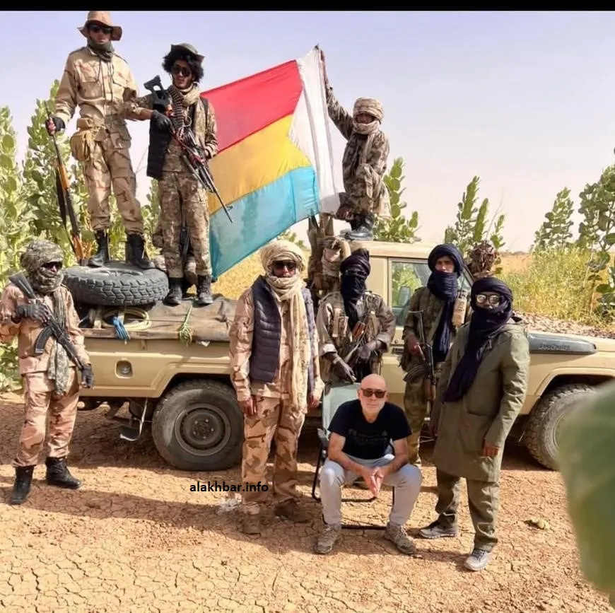 الرهينة الأسباني "نافارو جياني جيلبرت" مع مقاتلي جبهة تحرير أزواد بع?