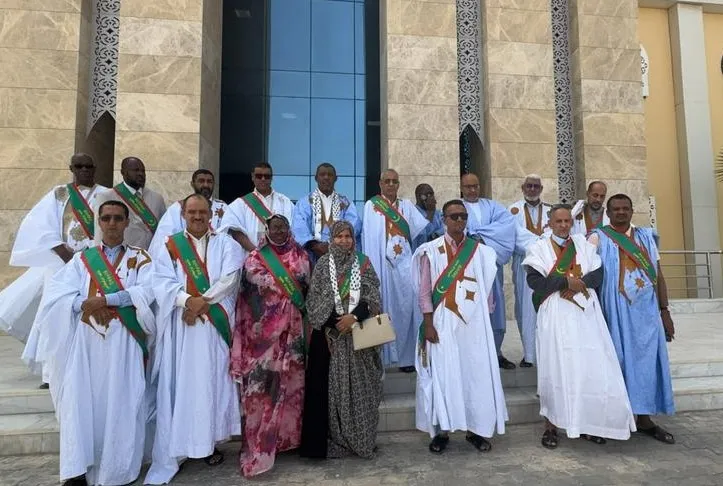 النواب خلال وقفتهم اليوم أمام البرلمان