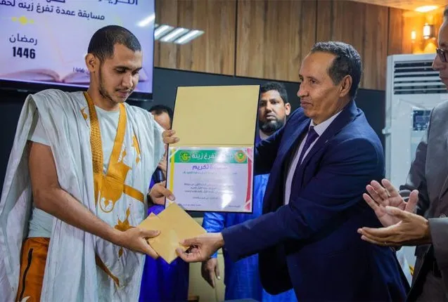 عمدة بلدية تفرغ زينة الطالب ولد المحجوب يسلم جائزة أحد الفائزين في ا?