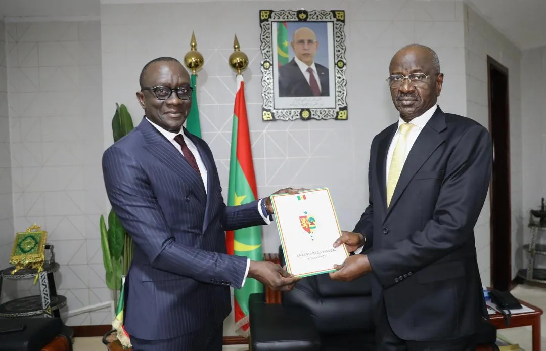 وزير الخارجية الموريتاني محمد سالم ولد مرزوك خلال تسلمه نسخة من أورا