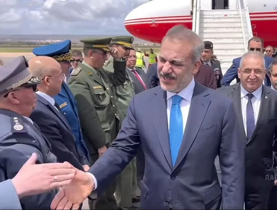 وزير الخارجية التركي هاكان فيدان اليوم الأحد في مطار أحمد بن بلة الد?