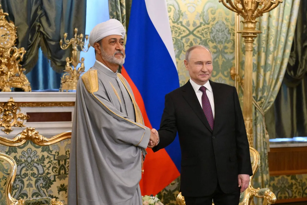 الرئيس الروسي فلاديمير بوتين، وسلطان عمان هيثم بن طارق آل سعيد