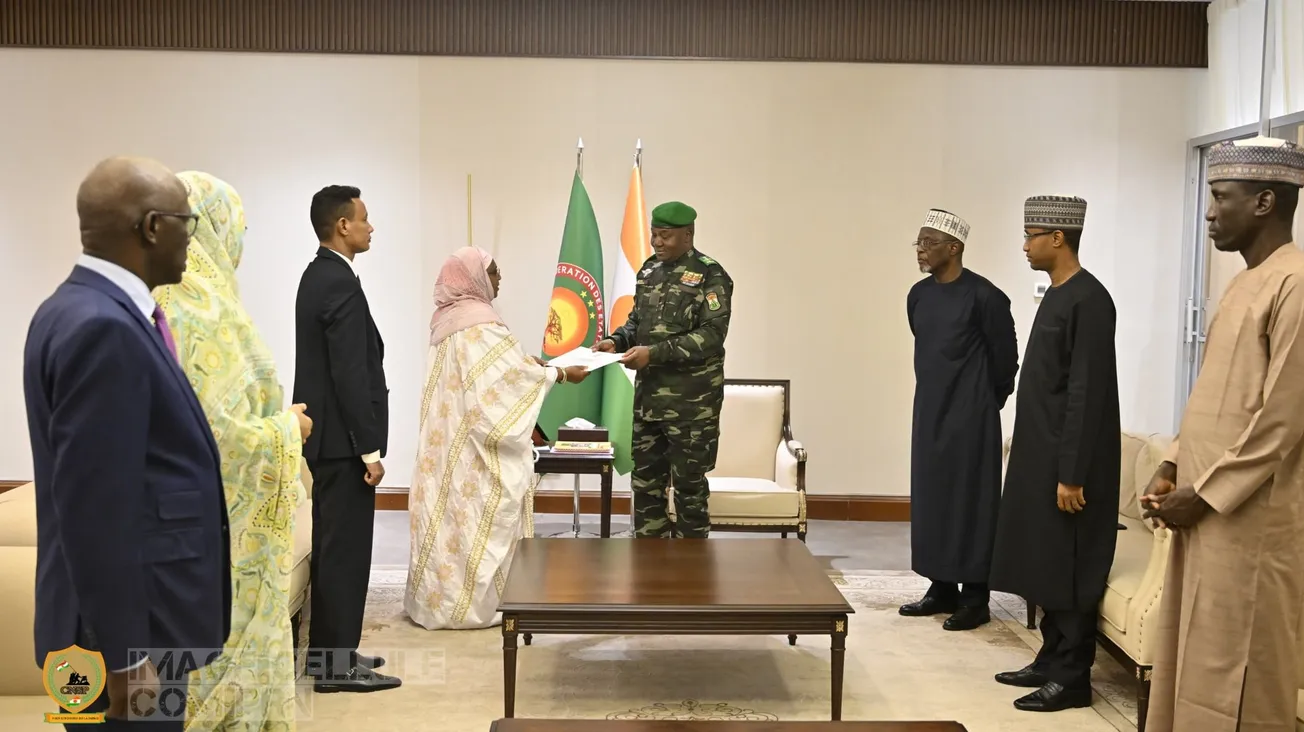الوزيرة المستشارة عيساتا با يحيى خلال تسليمها رسالة لرئيس النيجر ال?