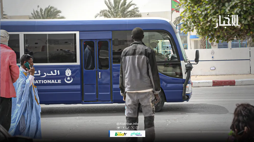 باص تابع للدرك في مدخل قصر العدل، وعلى متنه بعض المتهمين في الملف (ال?