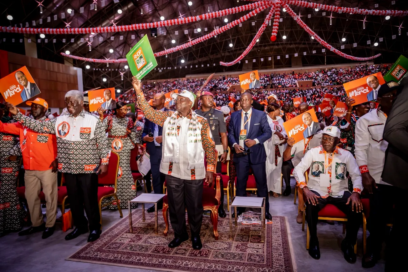 بعض قادة الحزب الحاكم في ساحل العاج يرفعون صور الرئيس واتارا 