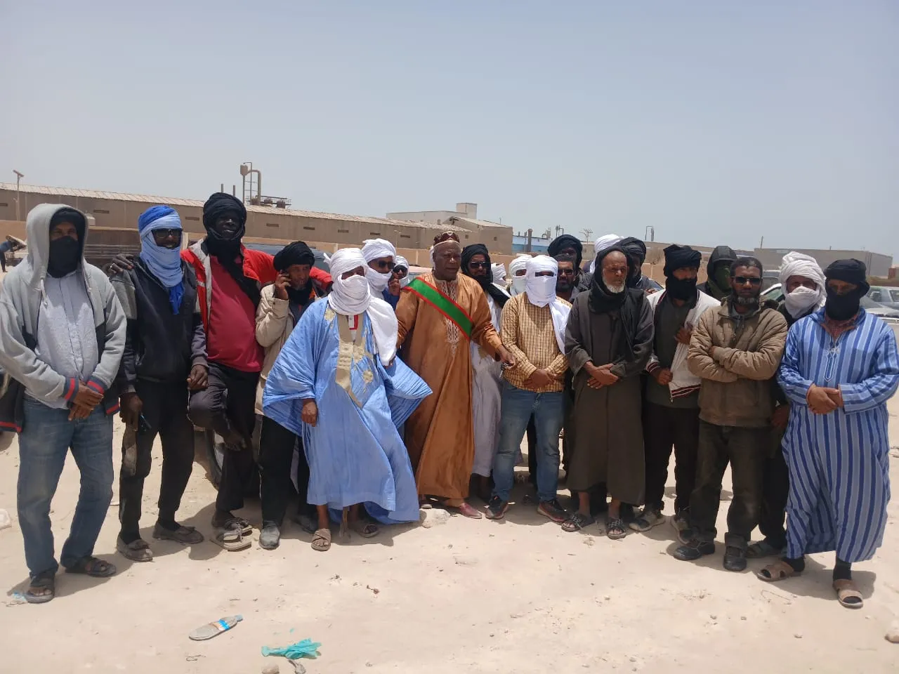 جانب من الوقفة الاحتجاجية اليوم لناقلي الثلج قبالة بوابة ميناء خليج 