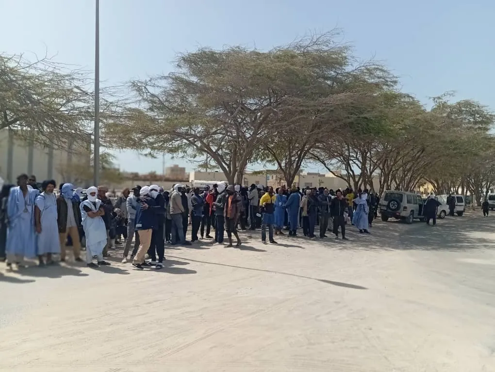 جانب من وقفة الناقلين والصيادين اليوم قبالة ولاية نواذيبو/ الأخبار