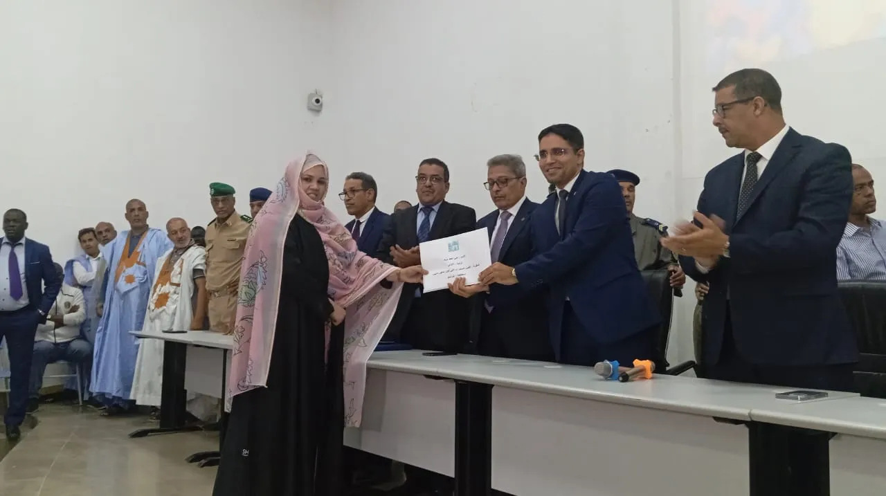 المتصدرة خلال تكريمها من طرف الوزير قبل أن يتم استبعادها بسبب عامل ا?