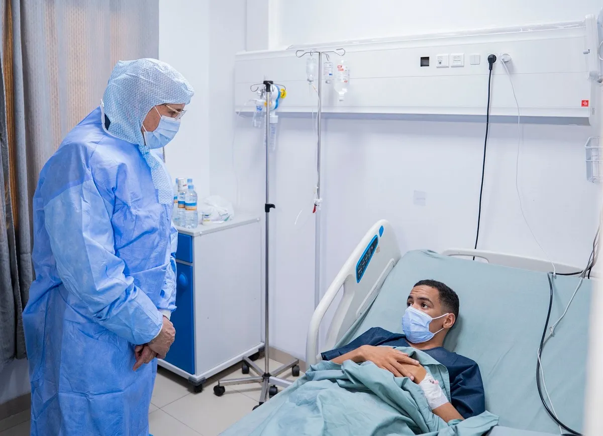 ولد الغزواني خلال تفقد أحد المرضى الذين خضعوا لعملية زراعة كلى في نو?