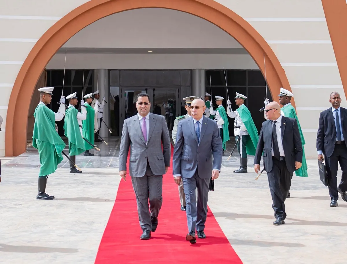 الرئيس محمد ولد الغزواني في مطار نواكشوط خلال مغادرته إلى مدينة أبيد