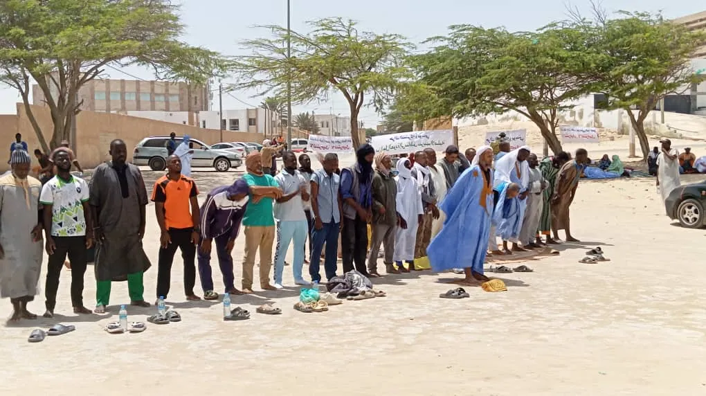 أدى المعتصمون صلاة الظهر في الساحة / الأخبار