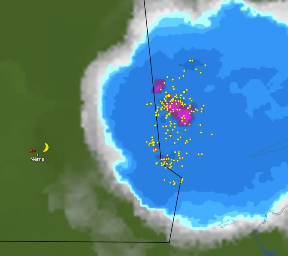 خارطة انتشار السحب الماطرة الخفيفة إلى المتوسطة المتجهة صوب جنوب ال?