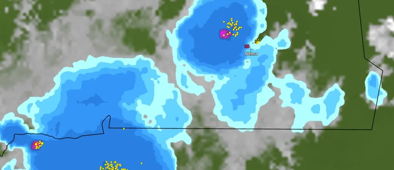 خارطة توزع السحب الماطرة مساء اليوم عند الساعة 18:25