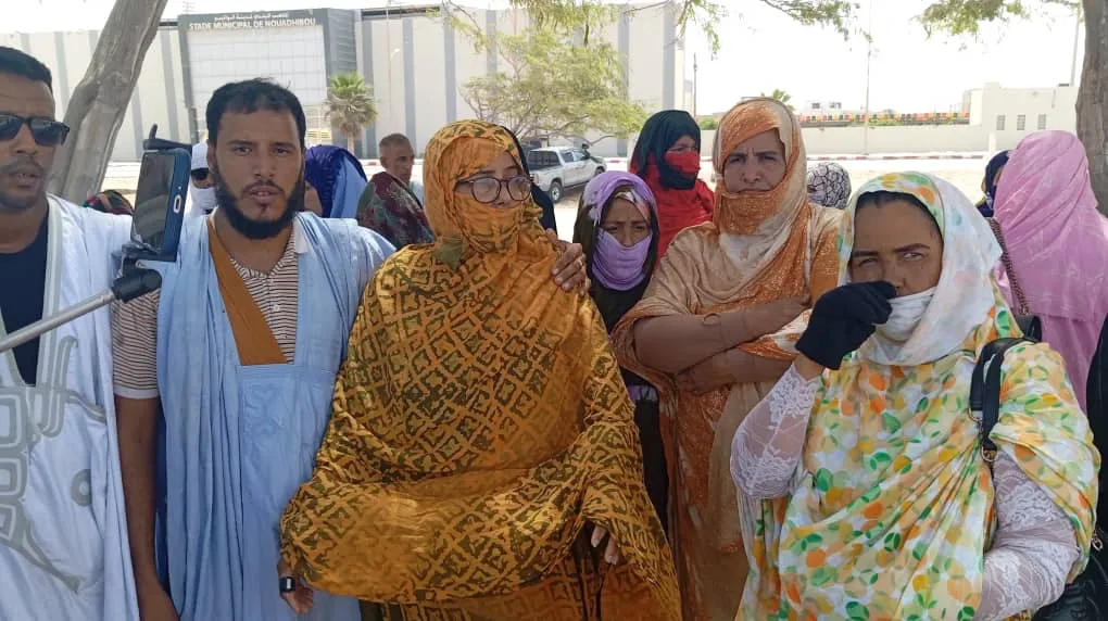 جانب من وقفة ذوي الفتاة اليوم قبالة ولاية نواذيبو للمطالبة بكشف حقيق