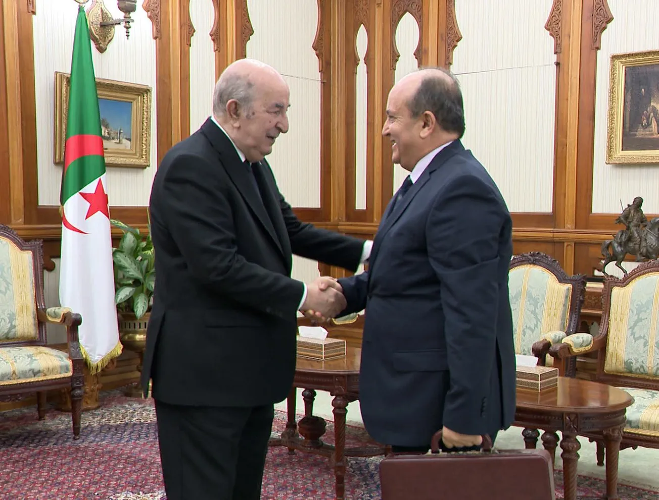 الرئيس الجزائري عبد المجيد تبون ورئيس الوزراء بالإنابة سيفي غريب 