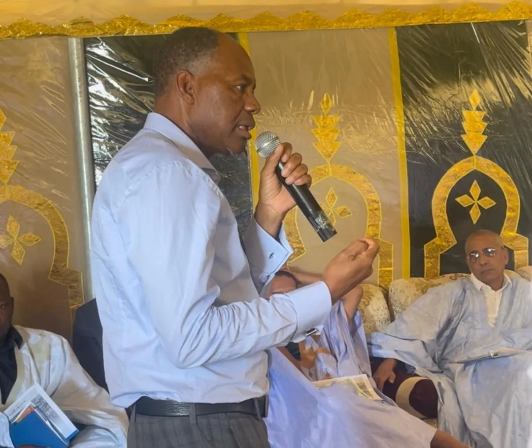 المدير العام لميناء خليج الراحة الطالب سيد أحمد خلال حديثه للوفد الب