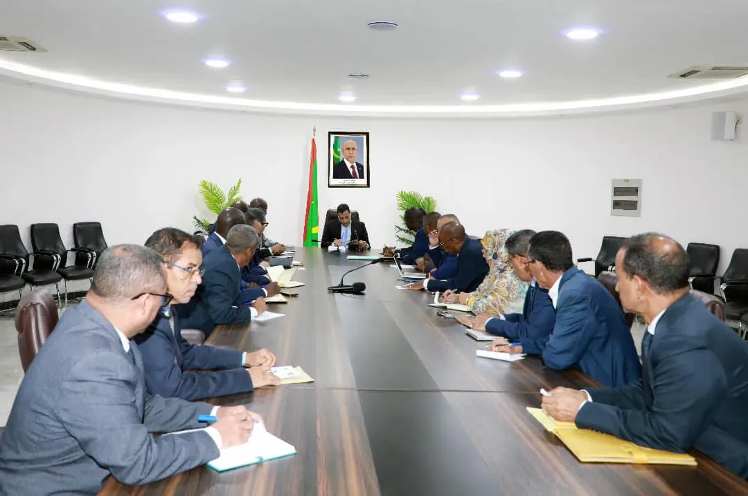 الوزير الأول المختار ولد اجاي خلال اجتماع مع الوزراء والمديرين العا?