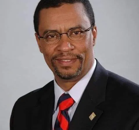 الوزير السابق والأمين العام السابق لوزارة التجهيز والنقل المختار ول