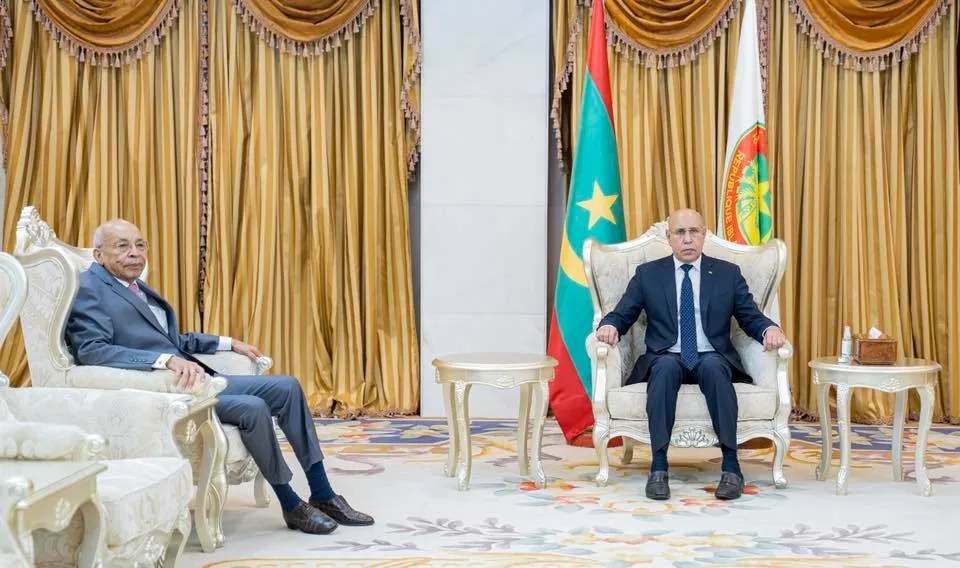 الرئيس محمد ولد الغزواني، ومنسق الحوار موسى افال خلال لقائهما أمس ال