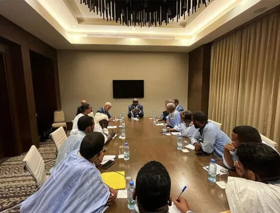 وزير الخارجية محمد سالم ولد مرزوك خلال لقائه مع ممثلي الجالية الموري