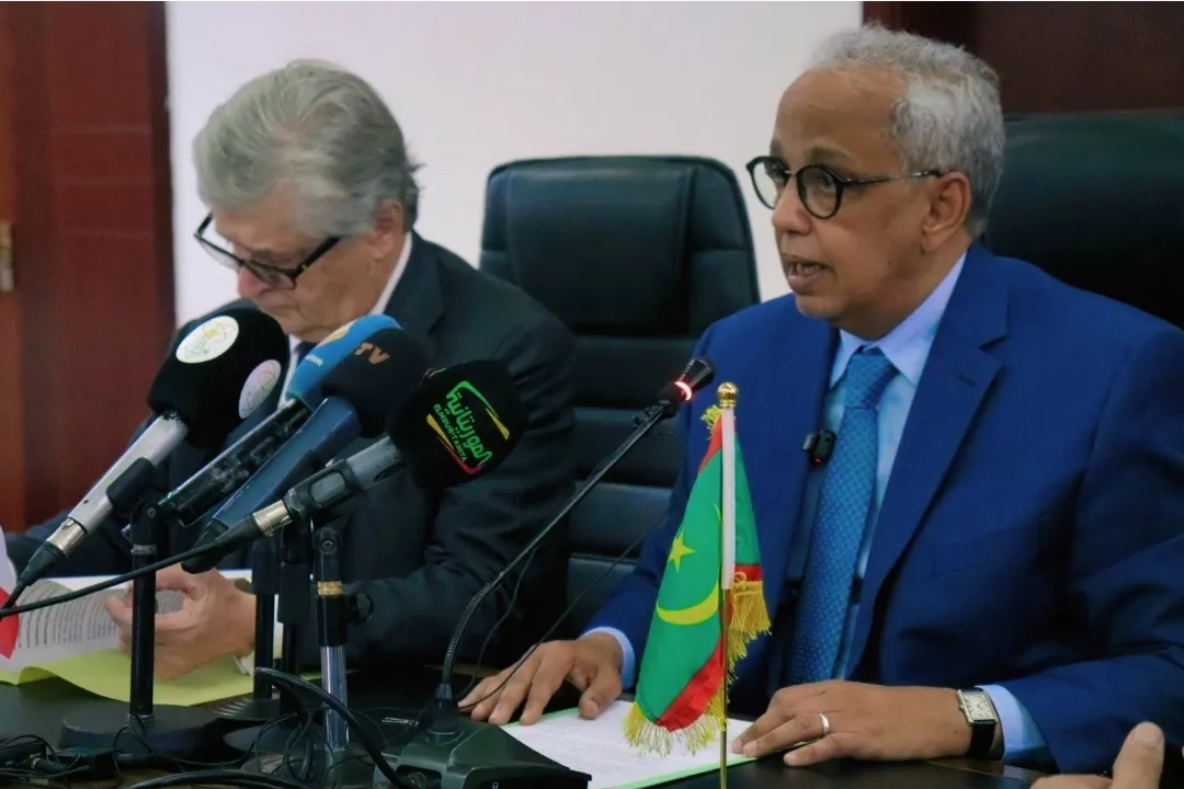 الوزيران الموريتاني والفرنسي خلال توقيع الاتفاقية الثلاثاء