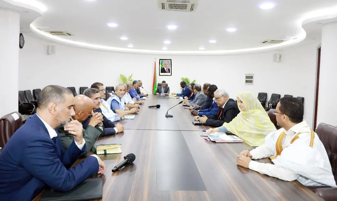 اللجنة خلال اجتماعها مساء الاثنين بمباني الوزارة الأولى