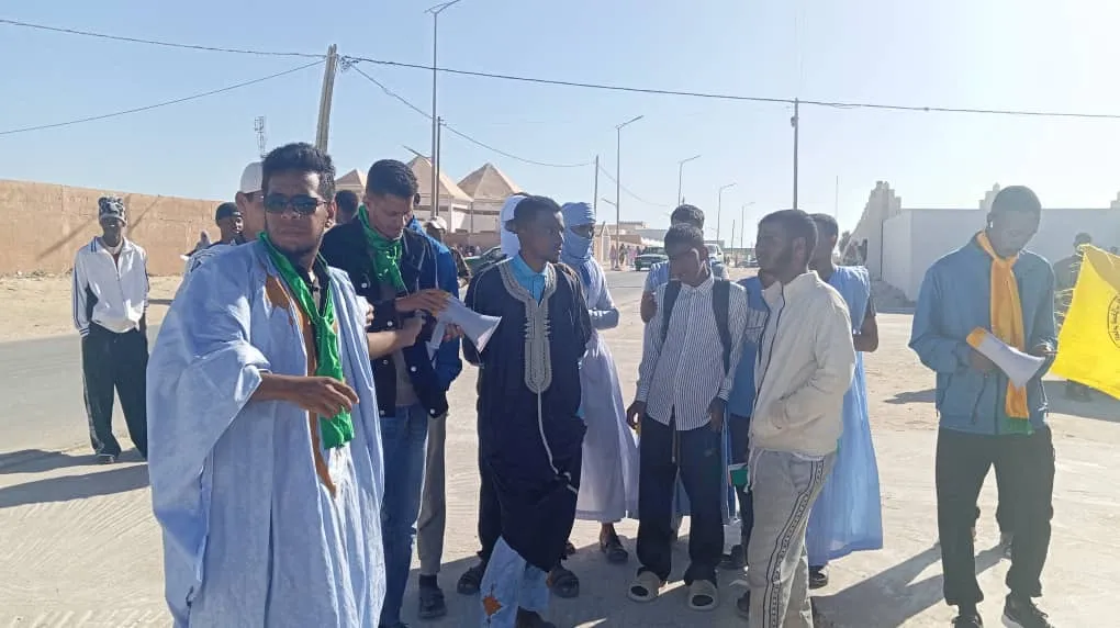 جانب من وقفة الطلاب أمام مقر المعهد صباح اليوم/ الأخبار