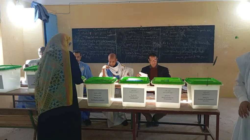لحظة بدء التصويت في مكتب قطاع التعليم في الإعدادية 1 بمدينة نواذيبو/ا