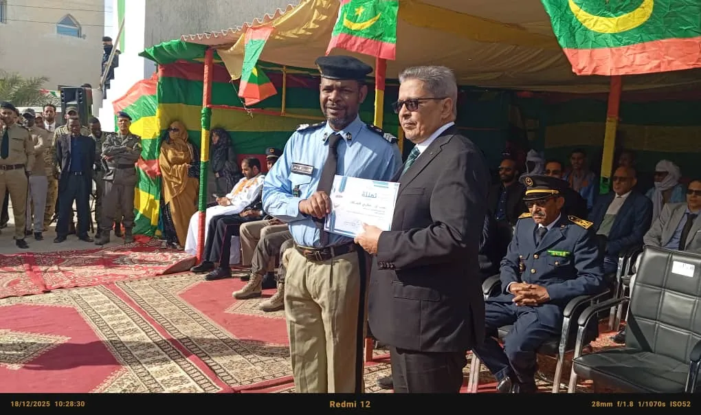 جانب من تكريم والي داخلت نواذيبو لأحد عناصر الشرطة في يومها / الأخبار