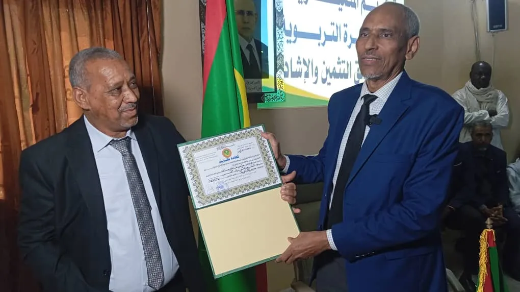 الوالي المساعد لولاية نواذيبو يكرم مدير ثانوية الامتياز الشيخ أمو و?