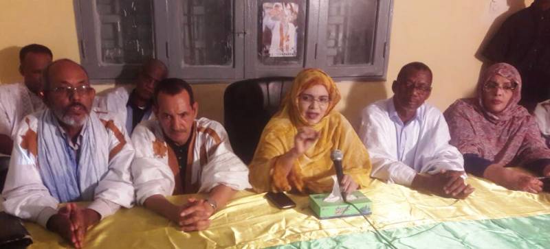 بنت التقي خلال الإشراف على نشاط تكويني لبعض نشطاء الحملة في مقاطعة تفرغ زينة تزامن افتتاحه مع موعد المقابلة (الأخبار)