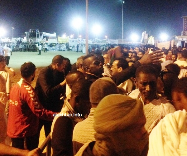 تدافع رجال الأمن بزي مدني مع الراغبين في الوصول إلى المنصة الرسمية من رسميين وسياسيين (الأخبار)