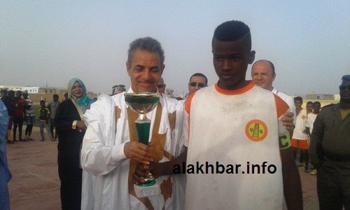 العمدة القاسم بلالي يسلم كأس البطولة لقائد فريق بغداد / الأخبار