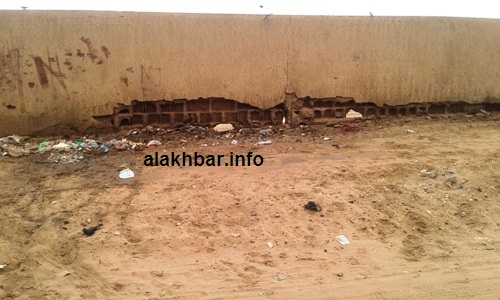 يكاد الحائط يسقط إذا لم يجد ترميما فمتى يتم ذلك؟