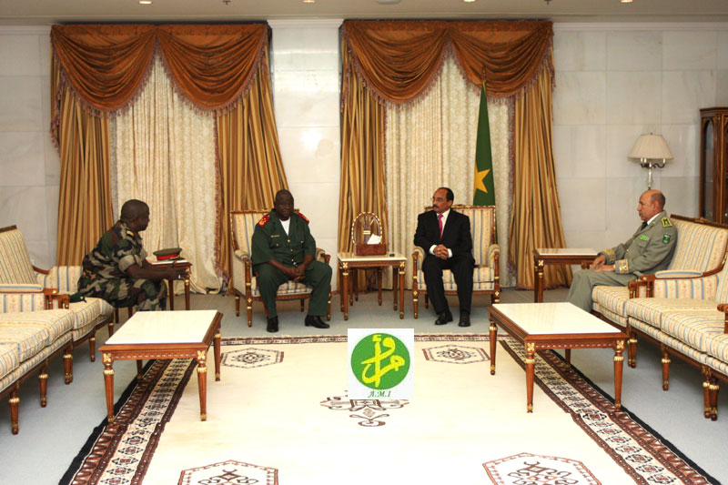 الرئيس الموريتاني محمد ولد عبد العزيز خلال لقائه بقائد أركان جيش غينيا بيساو (AMI)