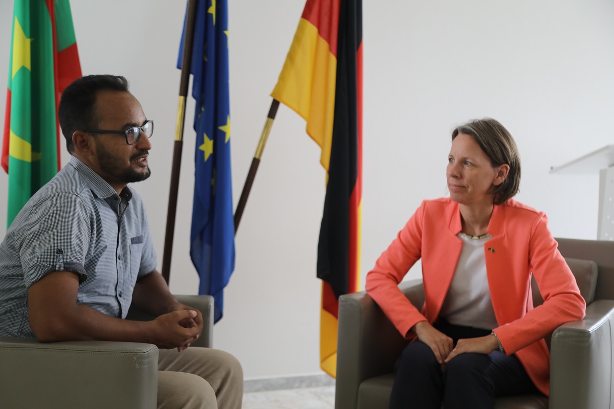 السفيرة الألمانية في موريتانيا إيزابيل هنين، ورئيس تحرير وكالة الأخبار أحمد محمد المصطفى خلال المقابلة