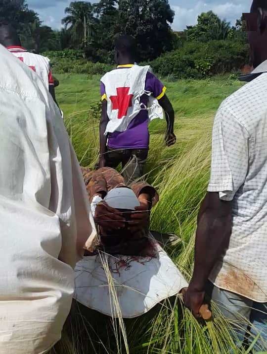 أثناء إجلاء أحد المصابين من موقع الهجوم 