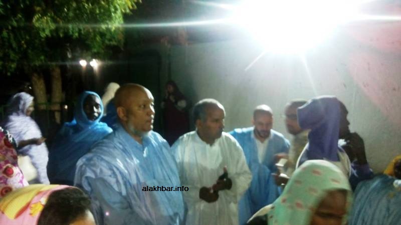 عضوا اللجنة ولد باي وولد محمد خونه يتابعان المشهد عن بعد بعد أن يئسا من الدخول (الأخبار)