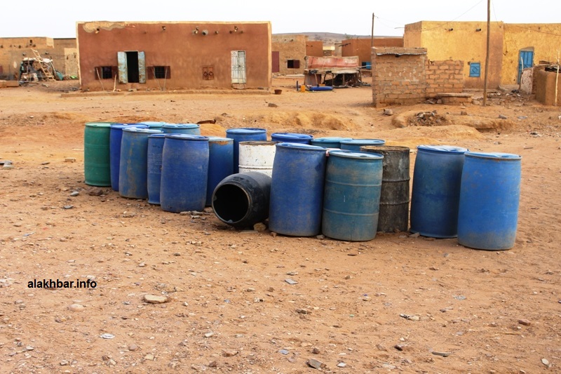 براميل تنتظر وصول أحد الصهاريج لملئها (الأخبار)