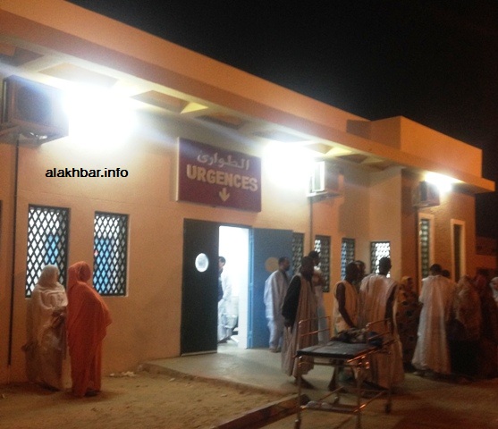 مدخل الحالات المستعجلة في مستشفى الشيخ زايد وقد تجمع أقارب الجرحى في محيطها 