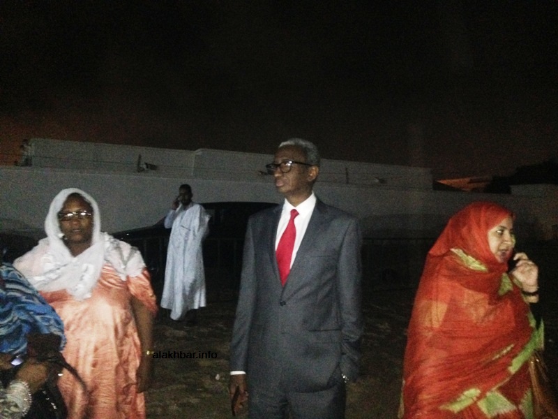 قطع رئيس اللجنة ووزير الدفاع جالو ممادو باتيا ساحة الاستقبال مرات جيئة وذهابا لتنظيم المستقبلين (الأخبار)