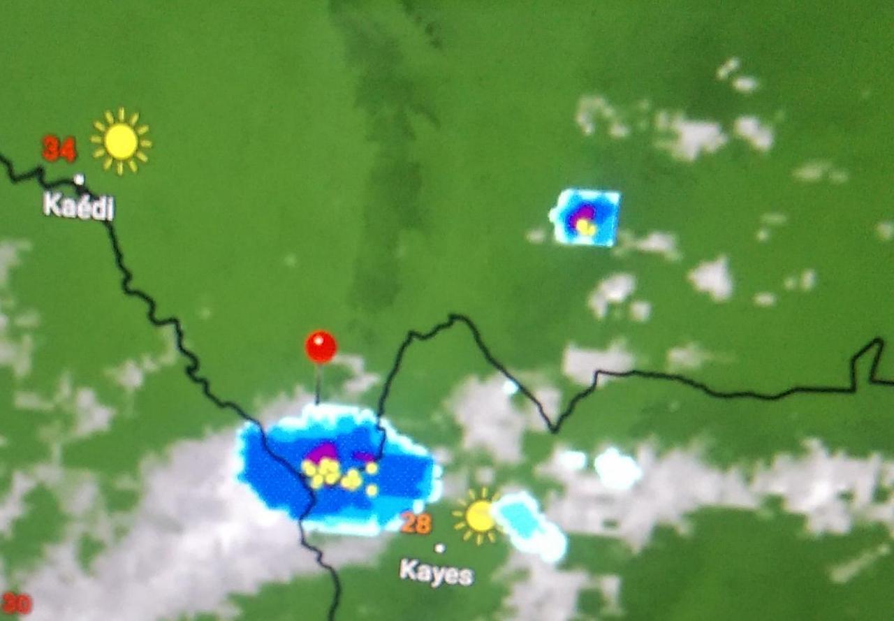 خارطة انتشار السحب مساء اليوم على ولاية كيدي ماغا، وجنوب ولاية العصابة، الإشارة عند مدينة سيلبابي